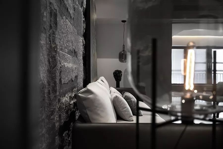 质感源·C 宅 | 黑色神秘魅力的戏剧性空间-6