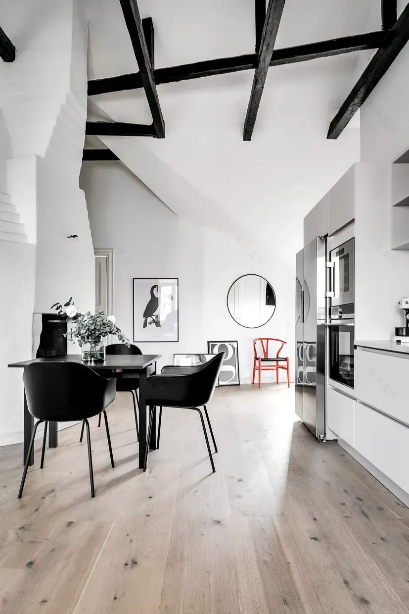 黑白极致 | 1907 年老建筑的 Scandinavian Loft 设计-2