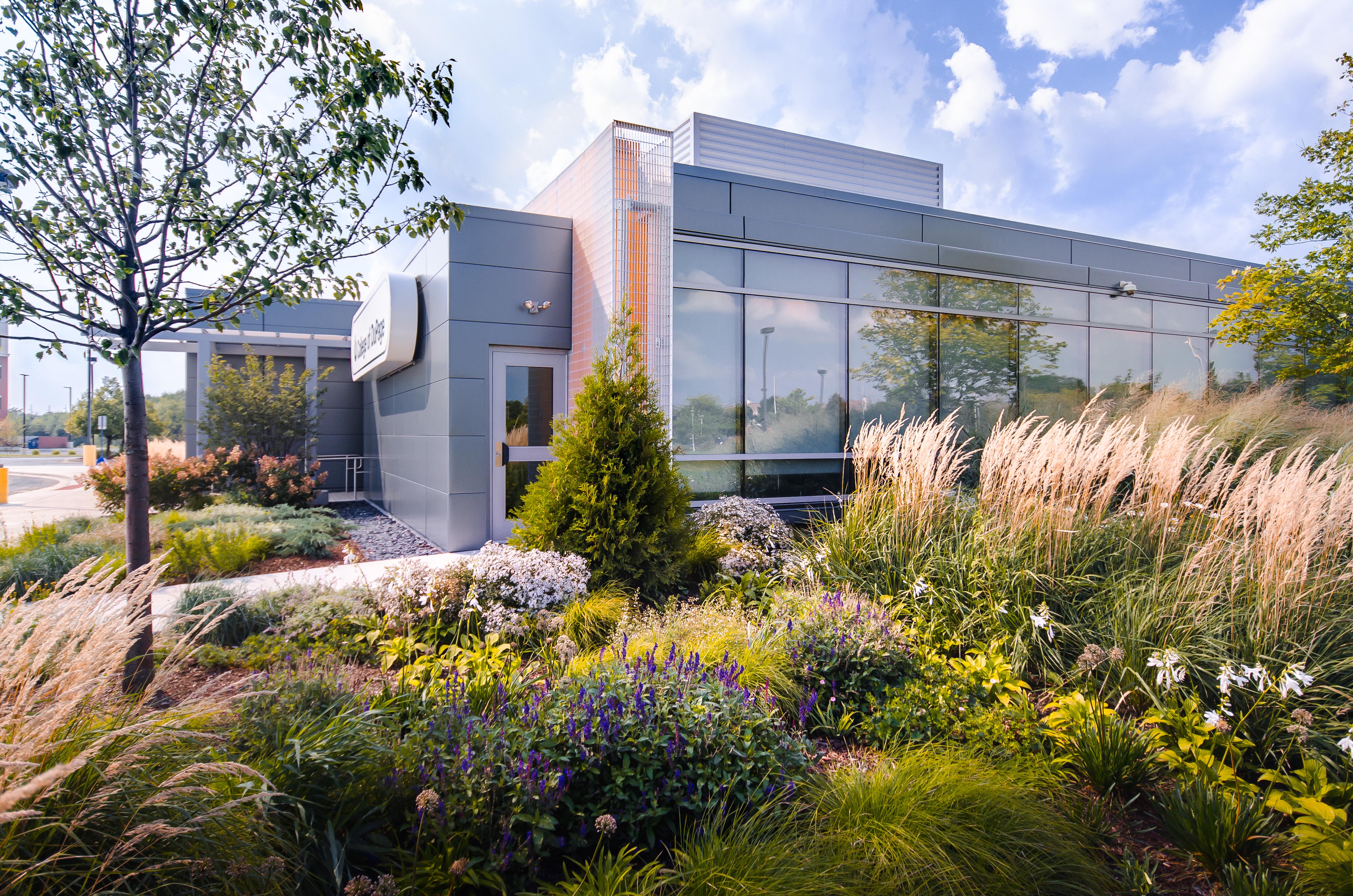 色彩活力，环保节能，打造社区标志—— College of DuPage Naperville Regional Center 翻新设计-13