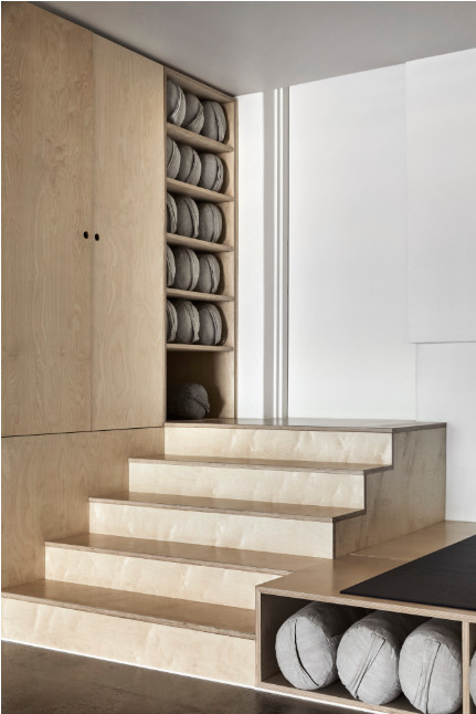 金色的;金黄色的;金的;金制的-129