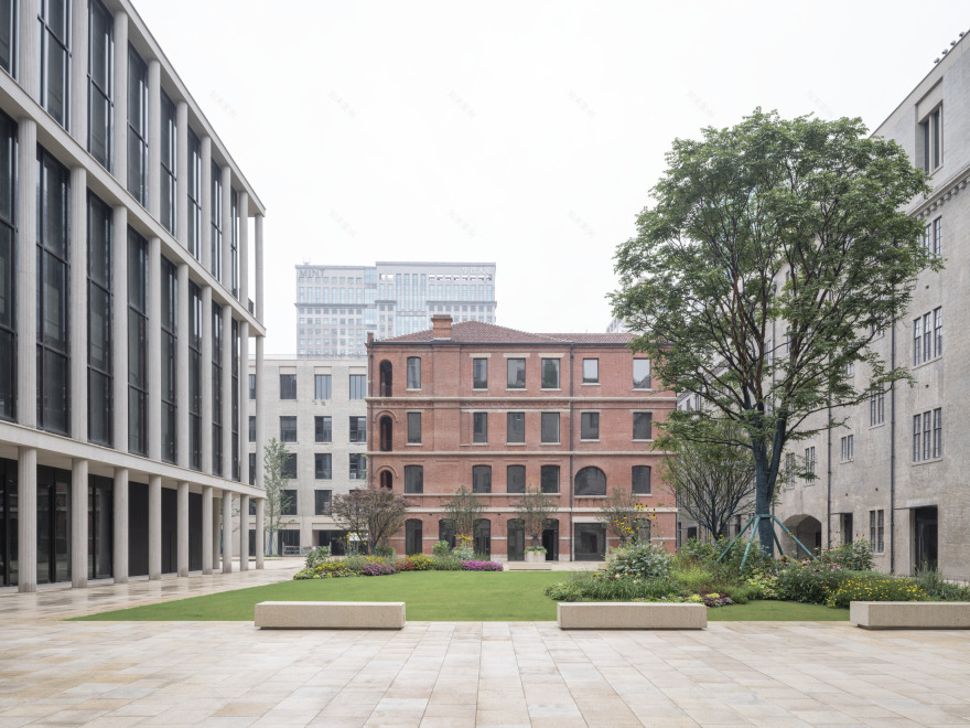 外滩城市规划展示馆广场(注:一般City Hall在国内语境结合外滩场景可能指上海城市规划展示馆,当然若结合具体准确背景有其他所指需相应调整) 丨中国上海-2