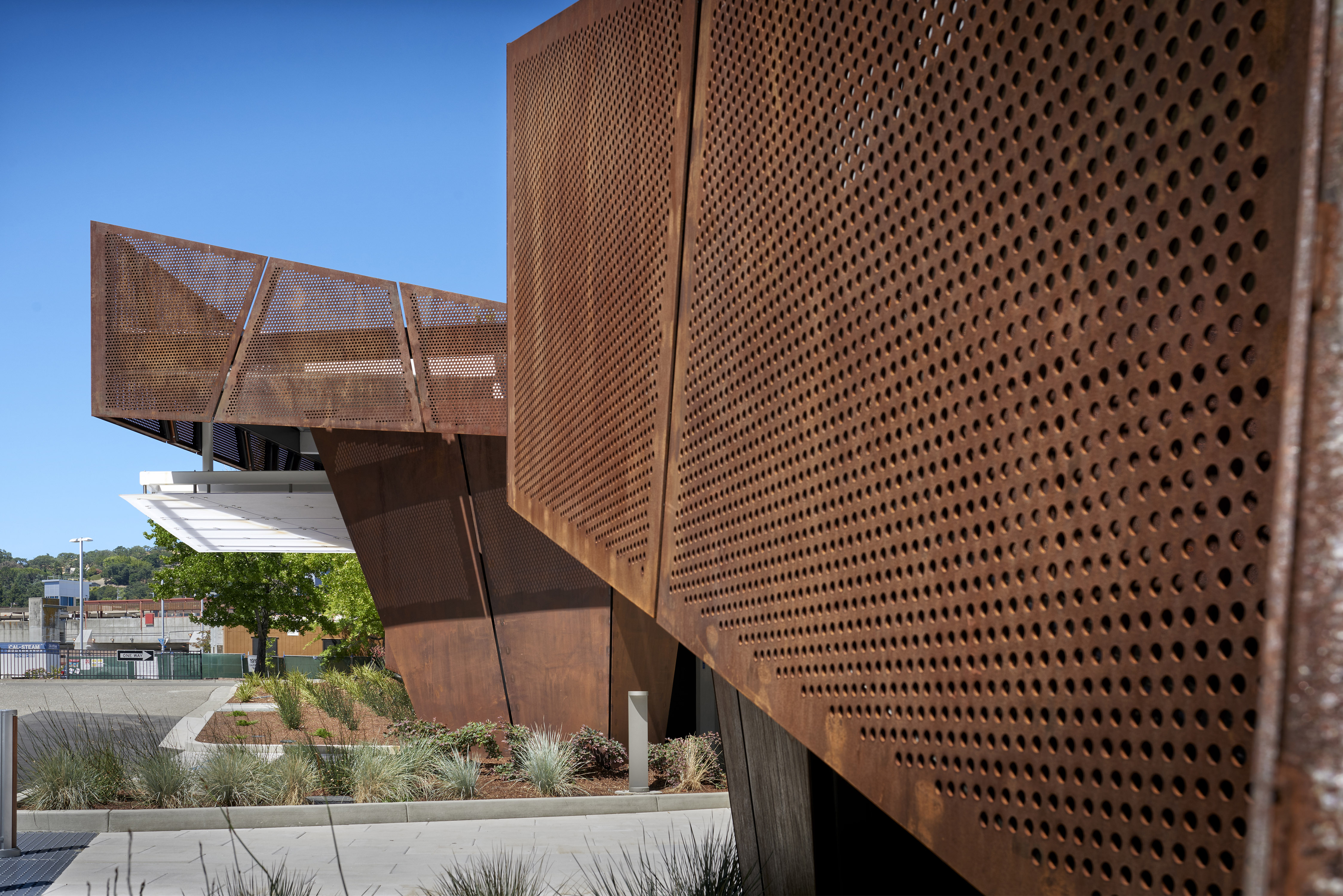 Corten Ribbon | Walnut Creek 的锈色钢铁艺术入口-14