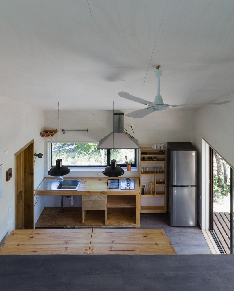 森林中的现代白色小屋-36