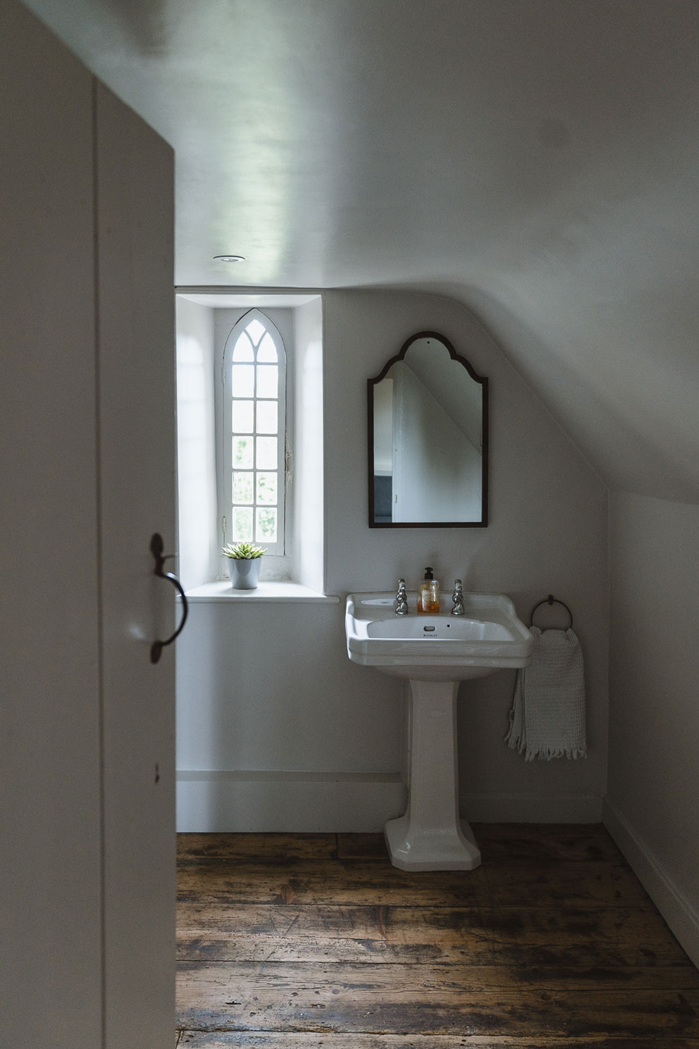 英格兰 19 世纪哥特式石屋，穿越时空的浪漫居住体验-27