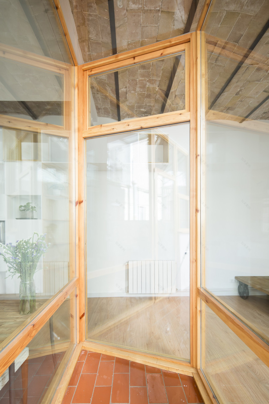 巴塞罗那旧宅翻新,打造室内外一体化生活空间-18