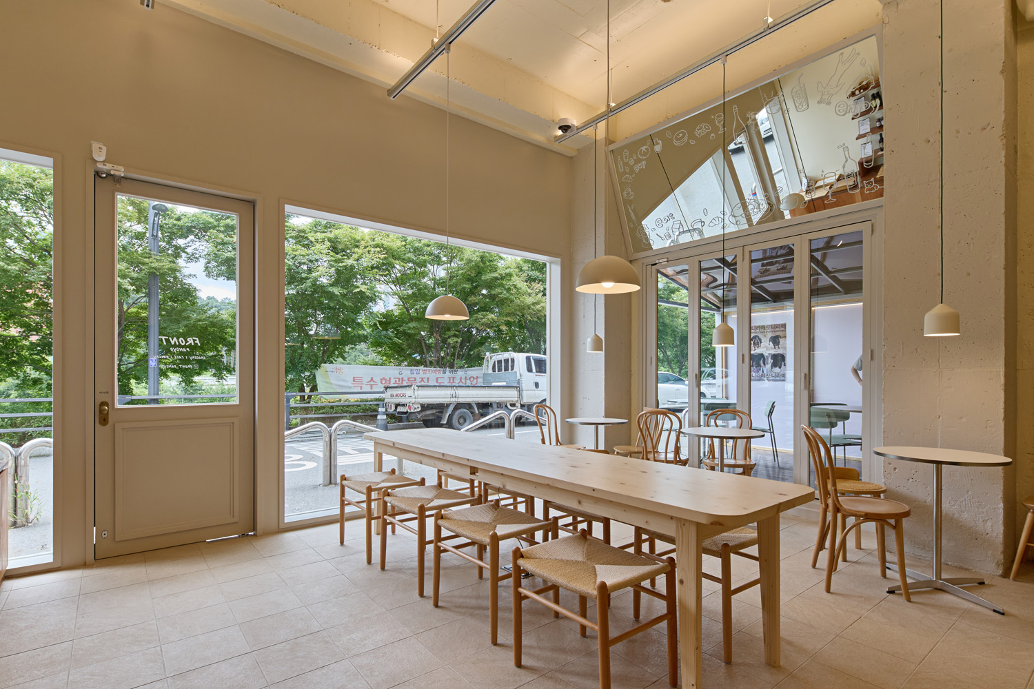 18 坪白色与木质调的休闲 Brunch 咖啡厅设计-8