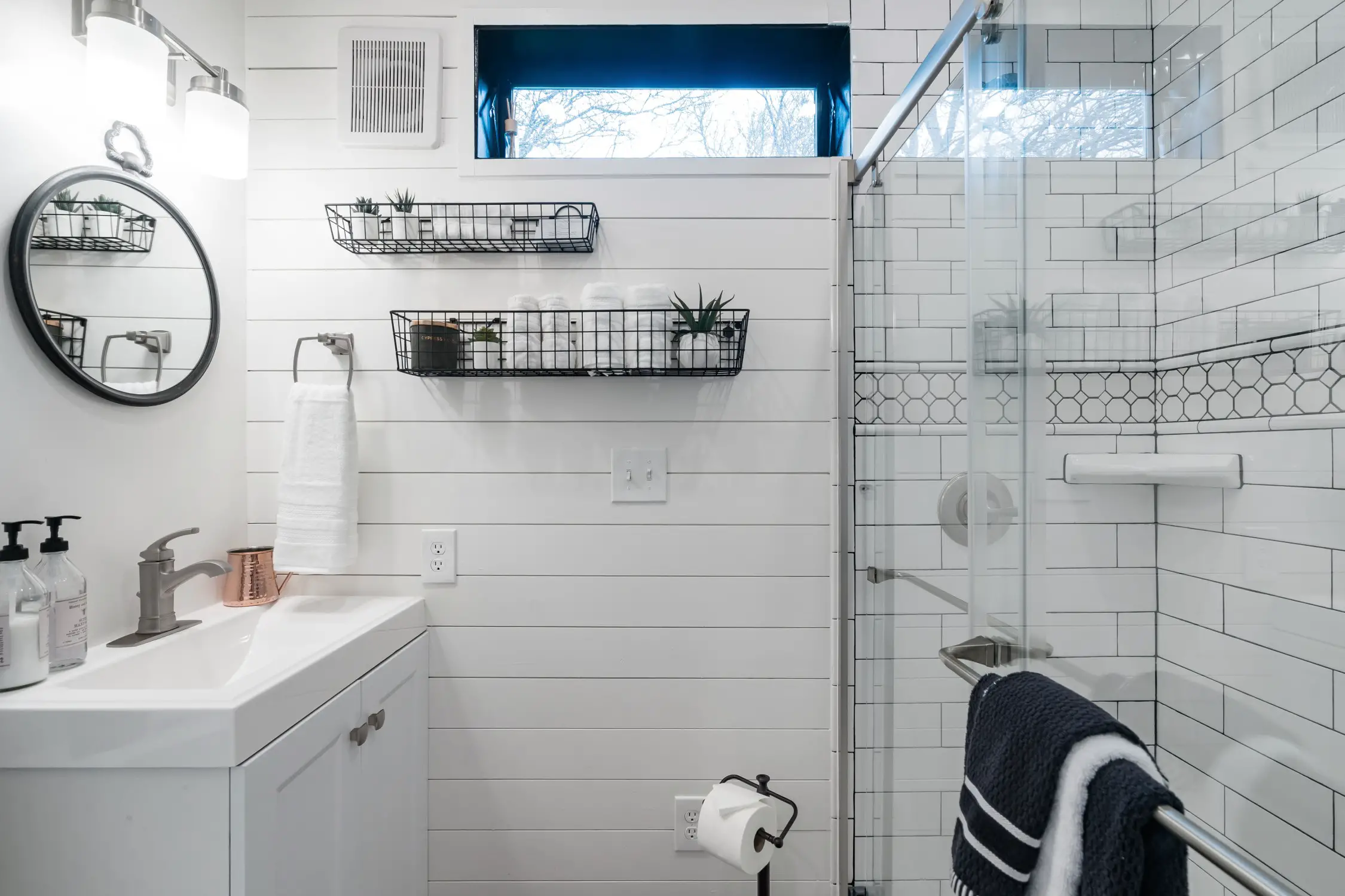 42m2 集装箱度假屋 | 现代设计与百年木料的完美融合-15