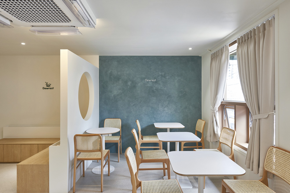 "白色&木质，现代设计的 30 平米咖啡厅"-9