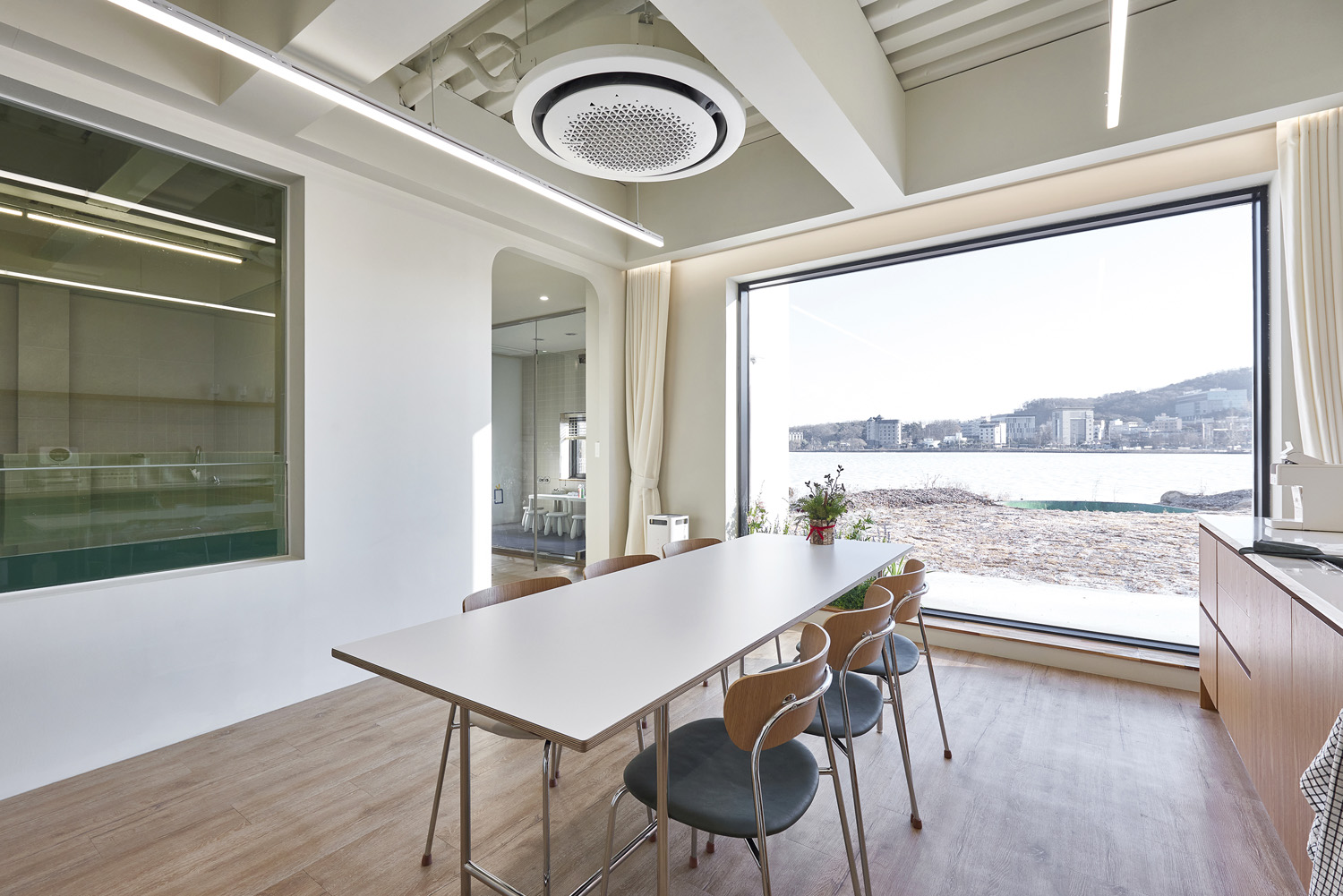 简约白与原木的 67 平亲子公寓-3