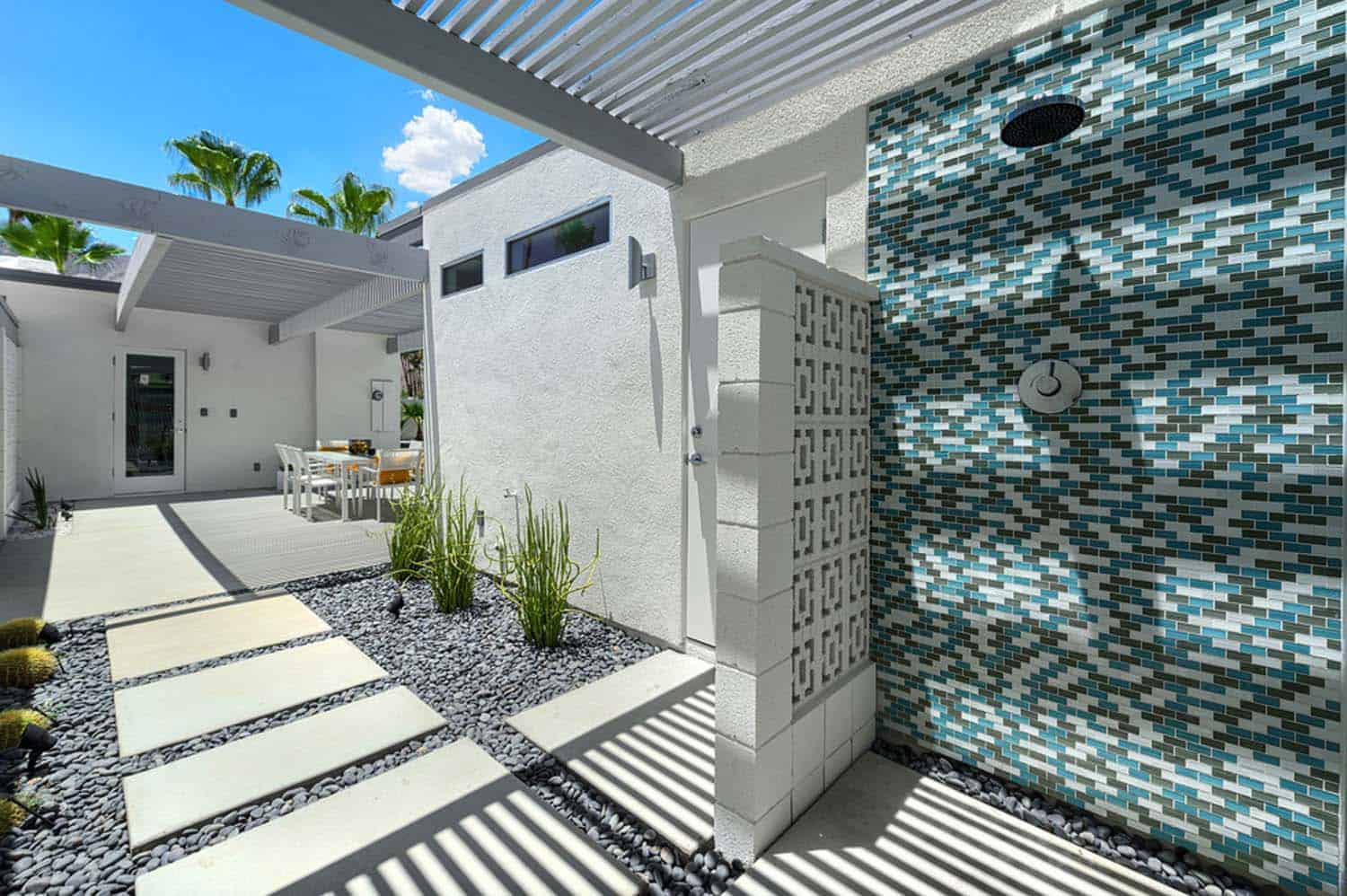 Midcentury dream retreat with a poolside paradise in Palm Springs-25