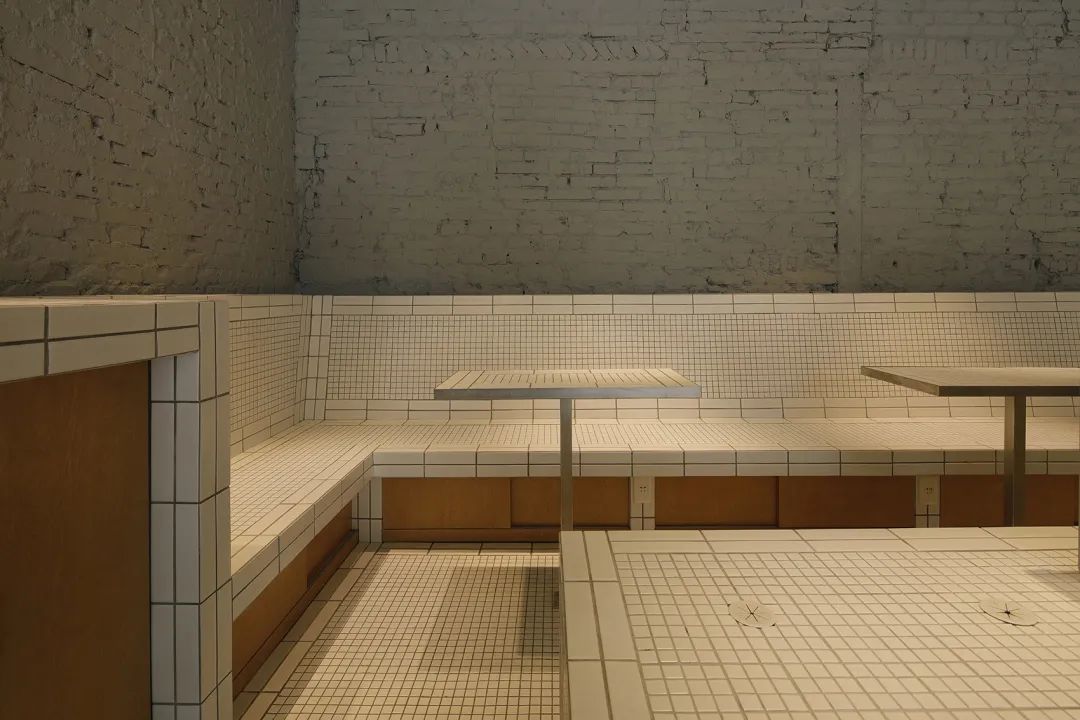 减弱观看者对空间进行“风格化”归类的急迫感，转而关注材料的“趣味”-27