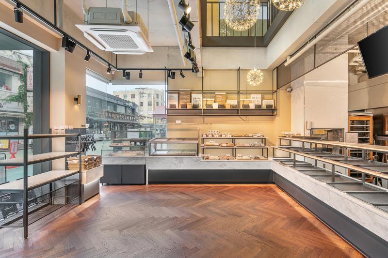 150 平高级定制咖啡厅，展现精致 white wood 魅力-4