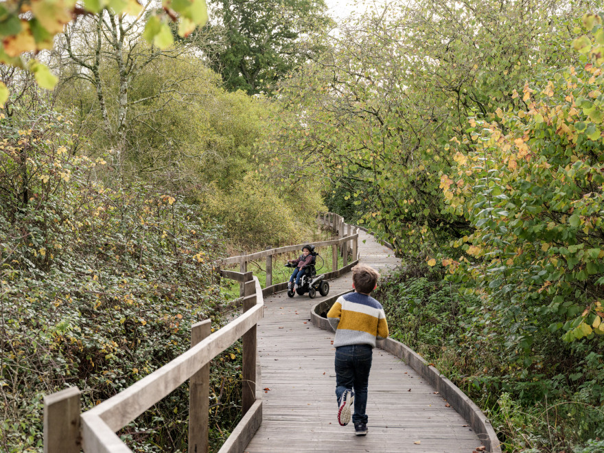 英国建筑师将废弃石质谷仓改造成无障碍度假屋-27