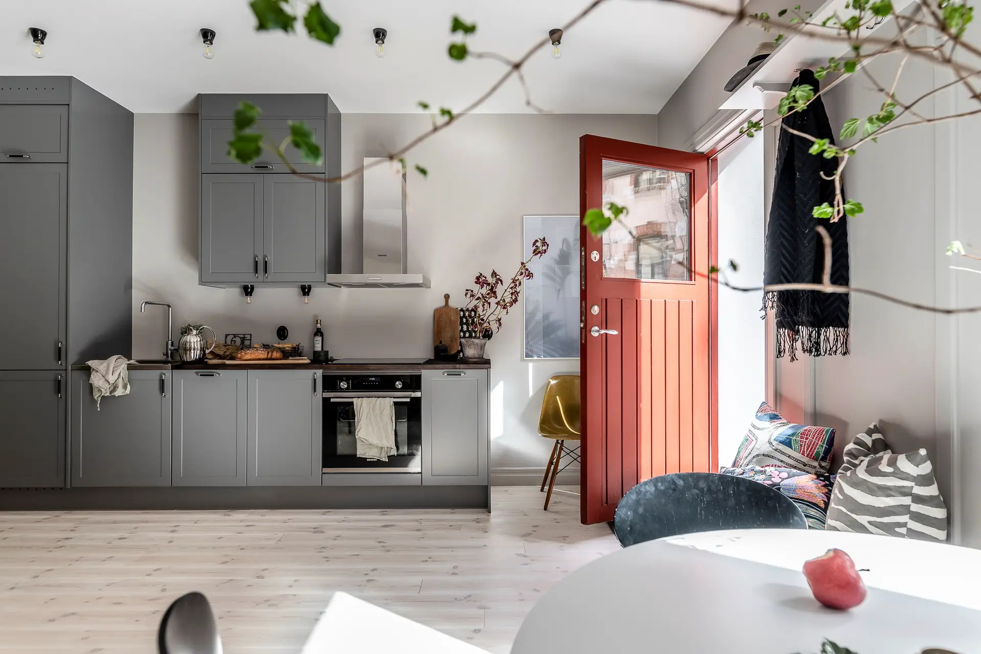 瑞典 1904 年建筑的 41m2 公寓改造 | 古典与现代的完美融合-1