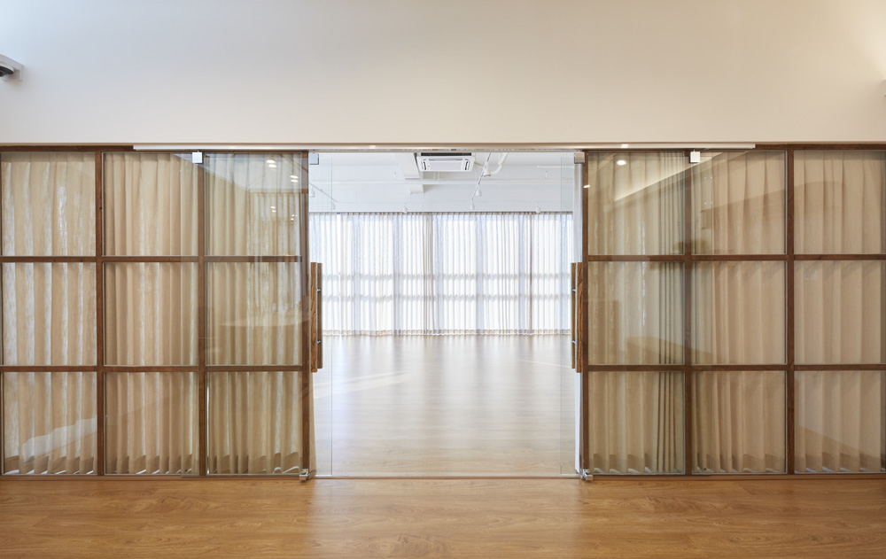 白色与木质的碰撞 | 50 平米瑜伽空间的极简设计-16