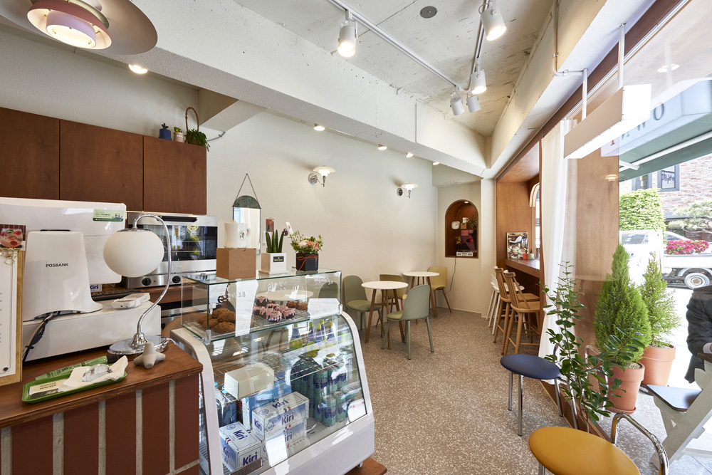 白色与木纹的完美融合 | 10 平米小咖啡厅的极简内饰设计-7