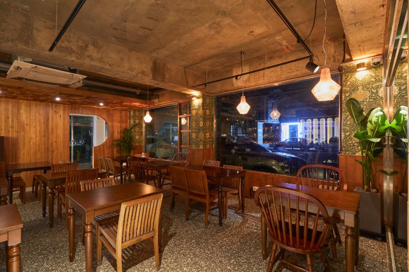 30 平米美食小店，木质元素营造温馨复古风-8