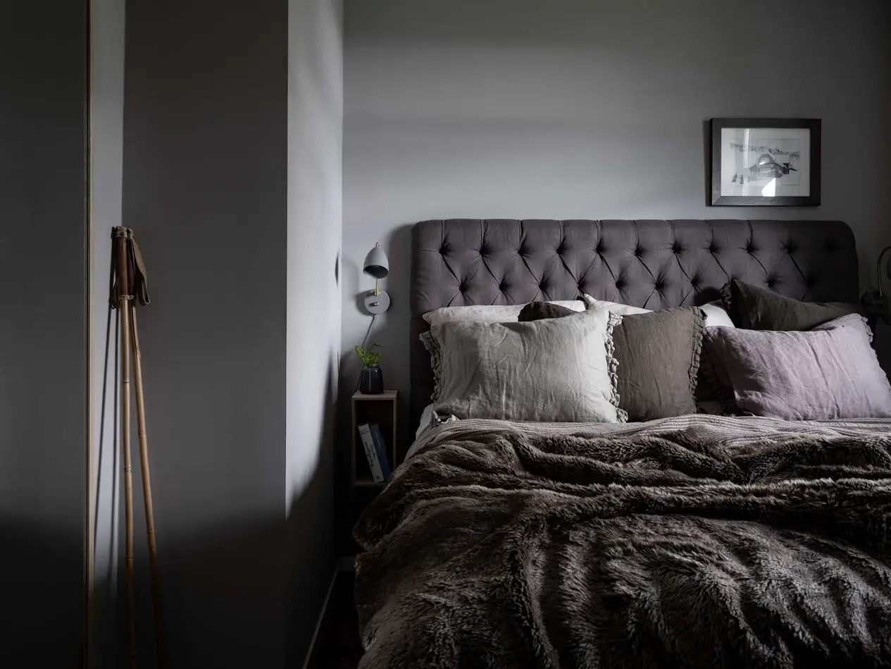 瑞典高山现代暗色调住宅设计-10