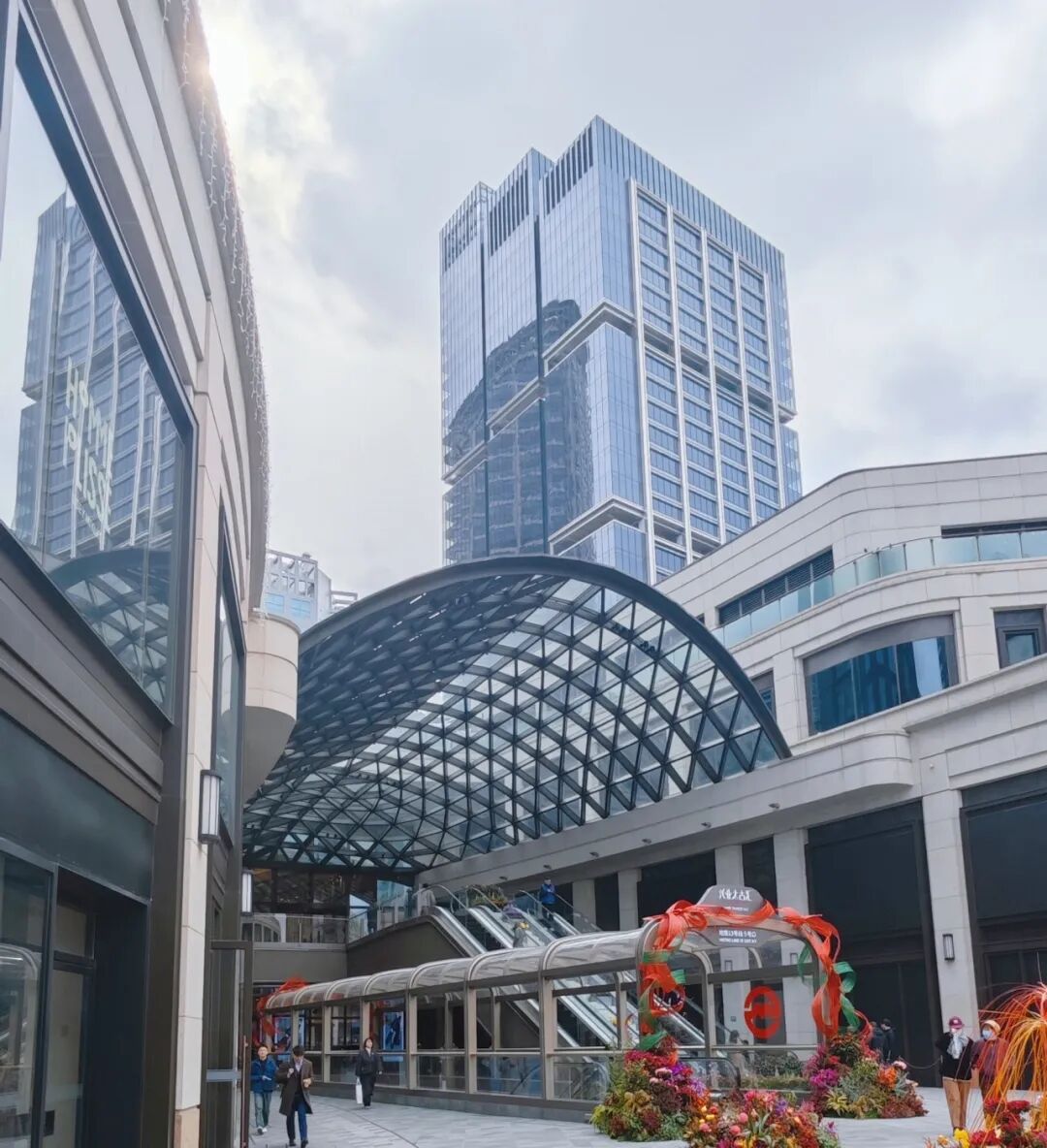 LV全球唯一“巨轮”启航！上海一建以“无感”改造助力上海“首发经济”持续迸发活力-5