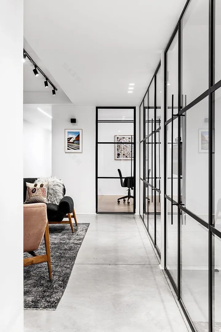 特拉维夫公寓改造,Qumra Capital 办公室的黑白极简魅力-25