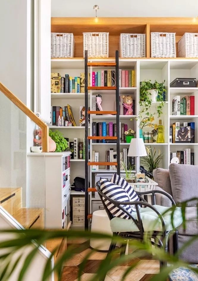 80㎡绿意盎然的家 | 生机壁炉、隐藏洗手台、循环廊道-17