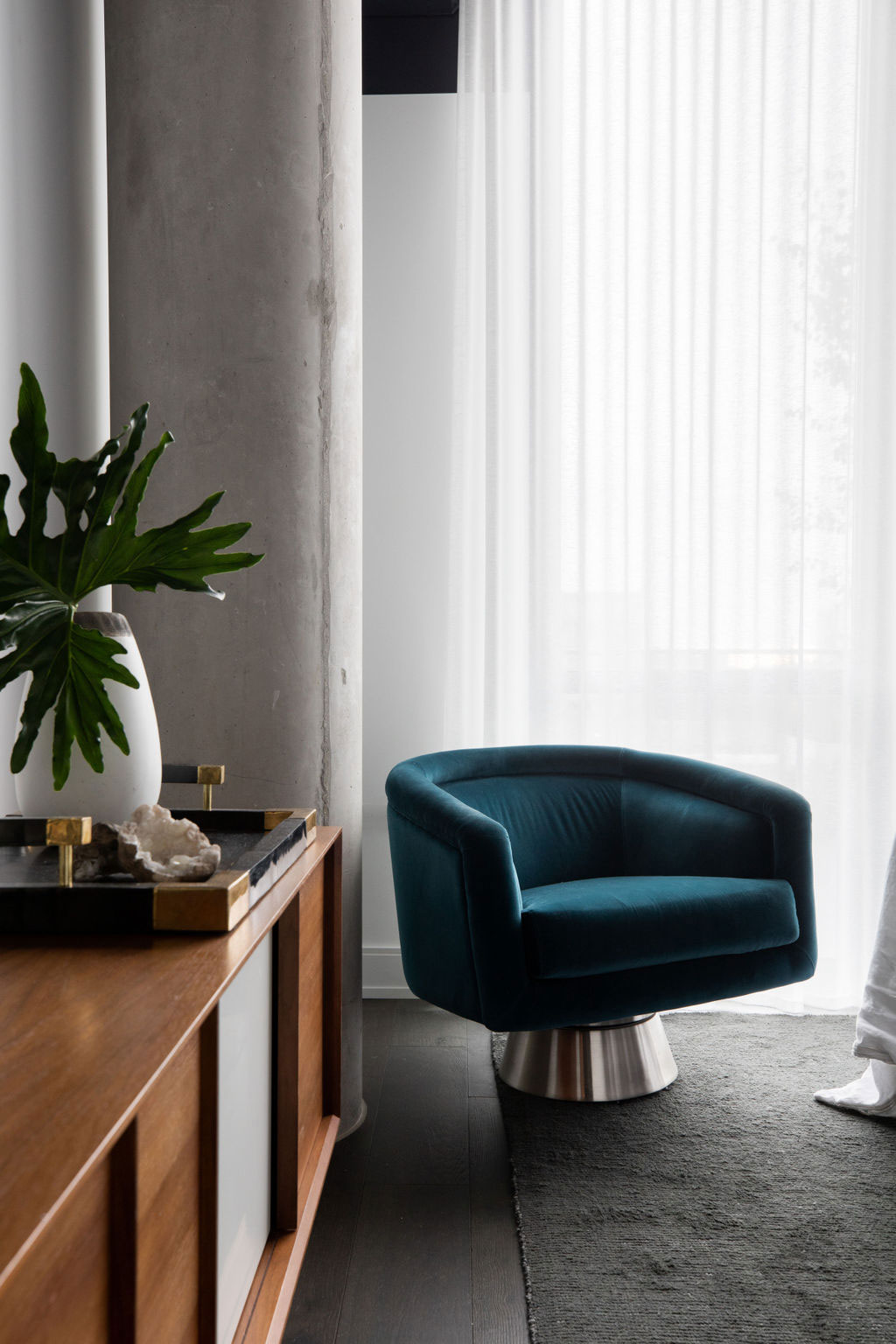 芝加哥现代女孩阁楼设计 | 大胆、对比鲜明、富有魅力-12