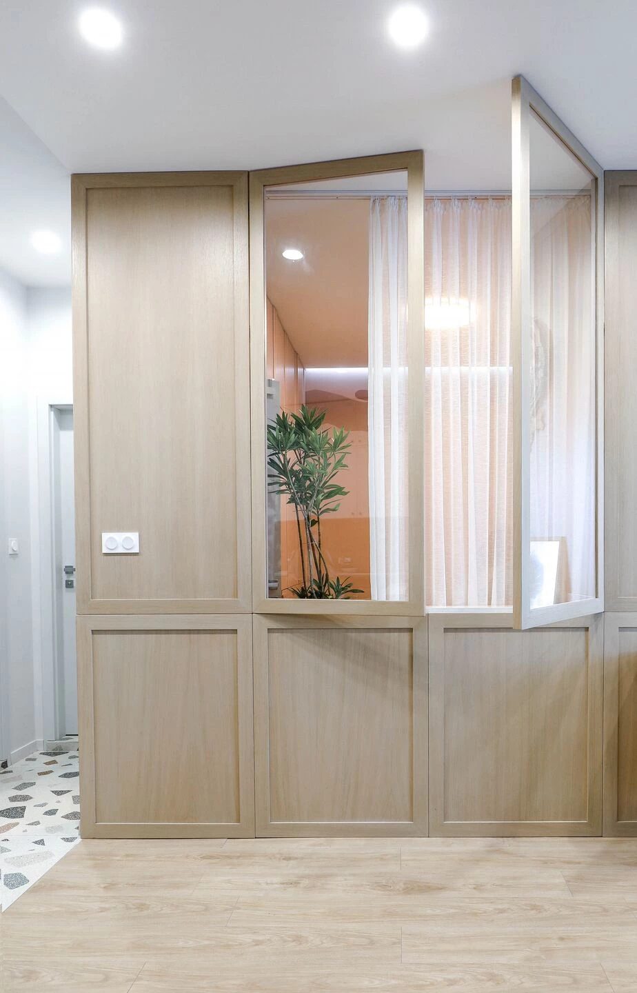 色彩项目 · 充满艺术气息的 2021 年家庭公寓设计丨保加利亚布尔加斯丨Think Forward-19