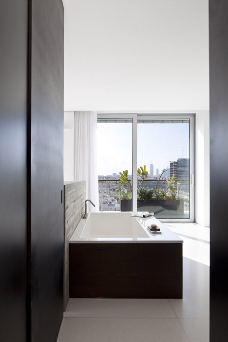 Tel Aviv Penthouse by Pitsou Kedem features a rooftop infinity pool-45