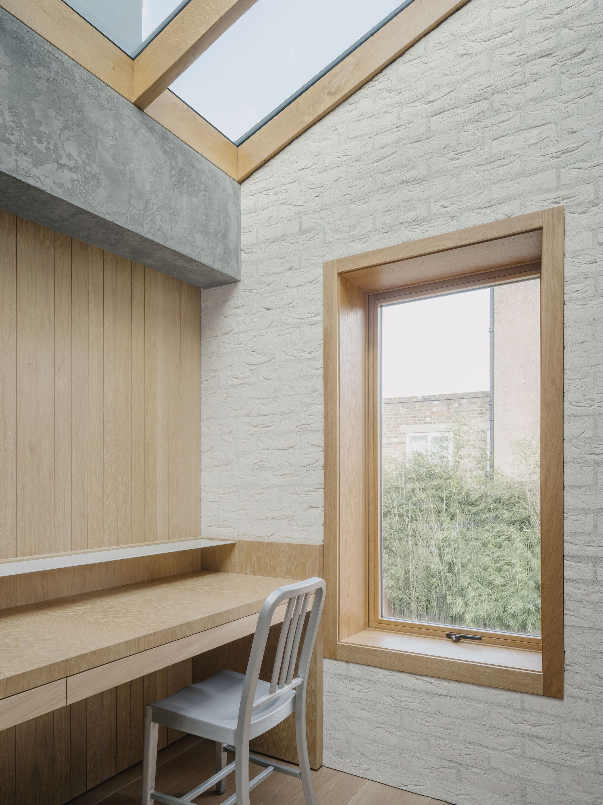 光隙间洒下光影的家庭住宅（注：komorebi是日语外来词，指从树叶缝隙间洒下的阳光） 丨英国伦敦丨ConForm Architects-53