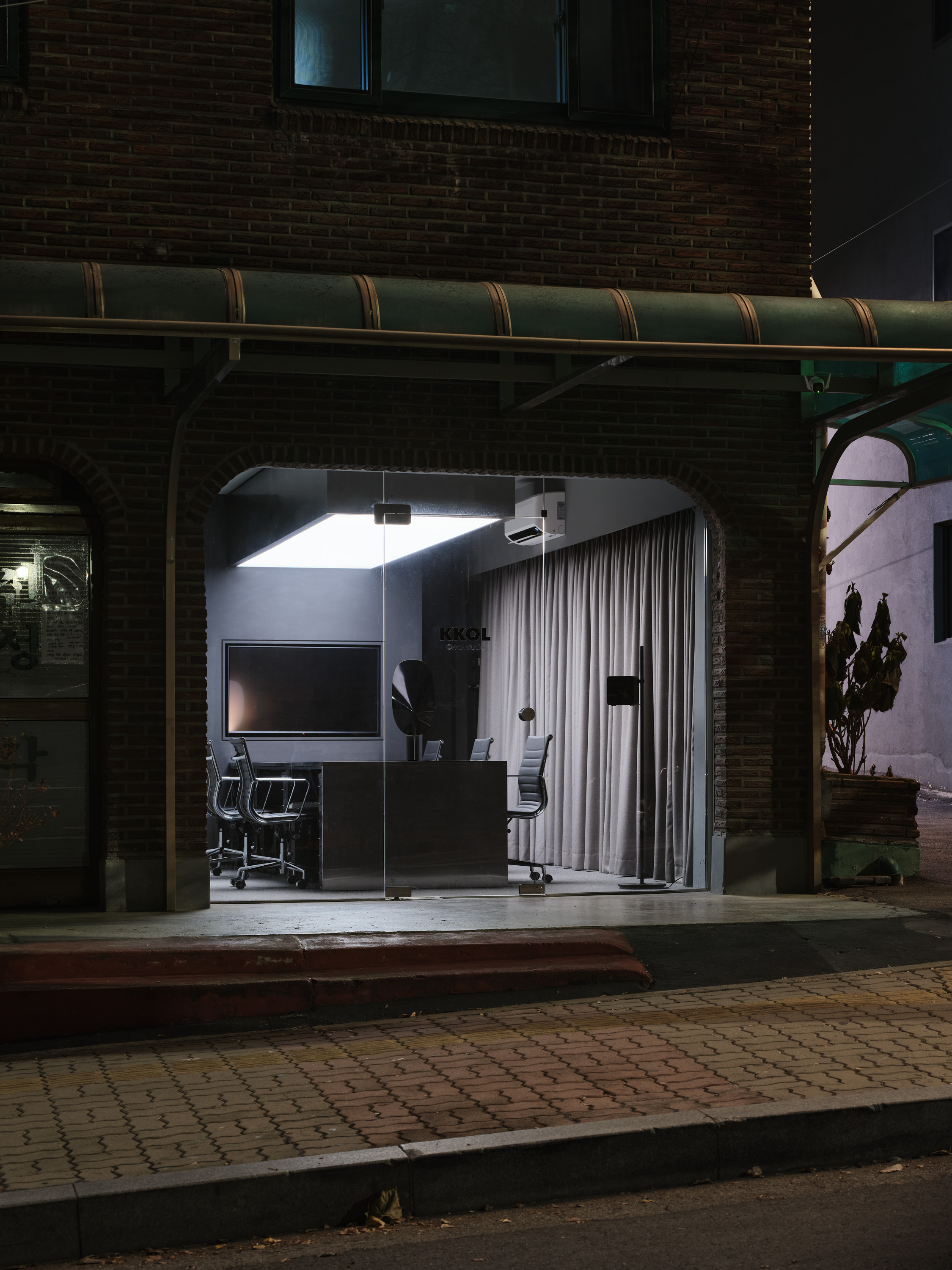 现代极简风格的办公室设计-4