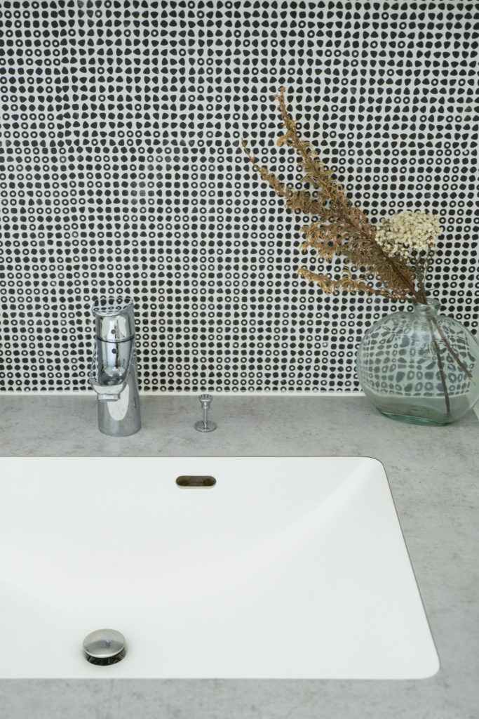 陽光が降り注ぐ　中央に設けた吹き抜けが家族の一体感を生み出す | Family | 100%LiFE-17