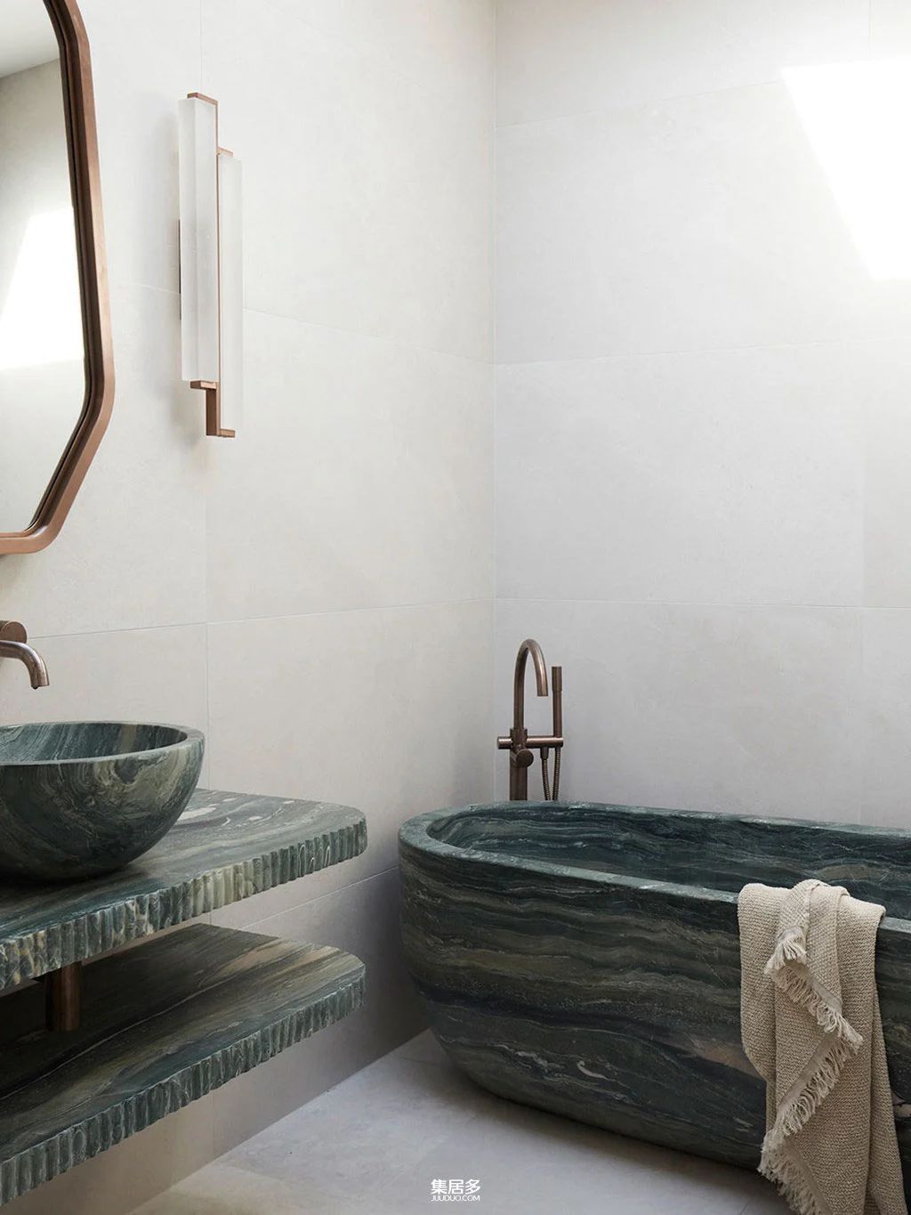 外立面黑色与内饰乳白色调形成鲜明对比的悉尼豪华海滨别墅-10