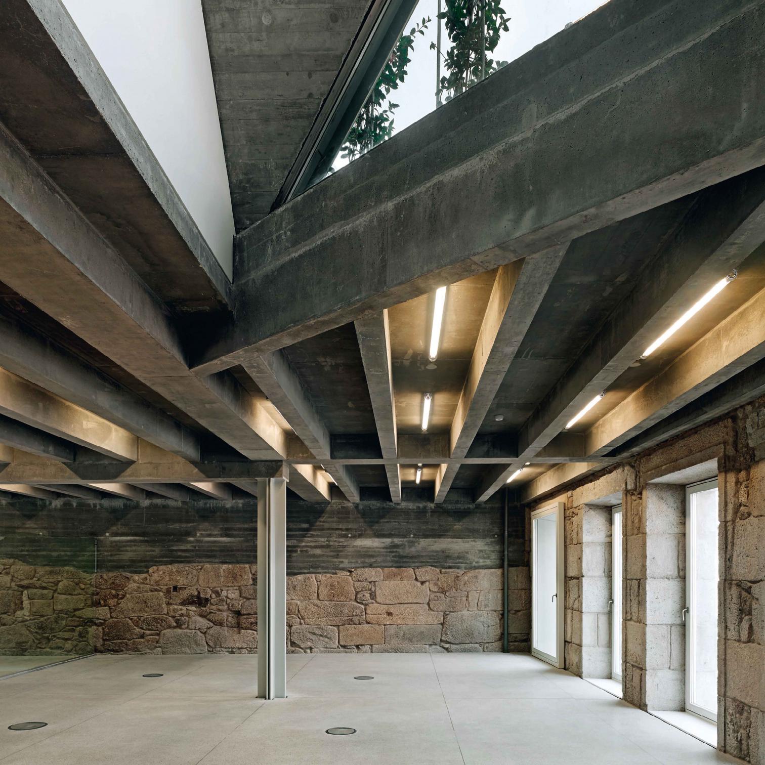 历史遗迹中的现代公共空间——西班牙比戈房产登记处新址-21