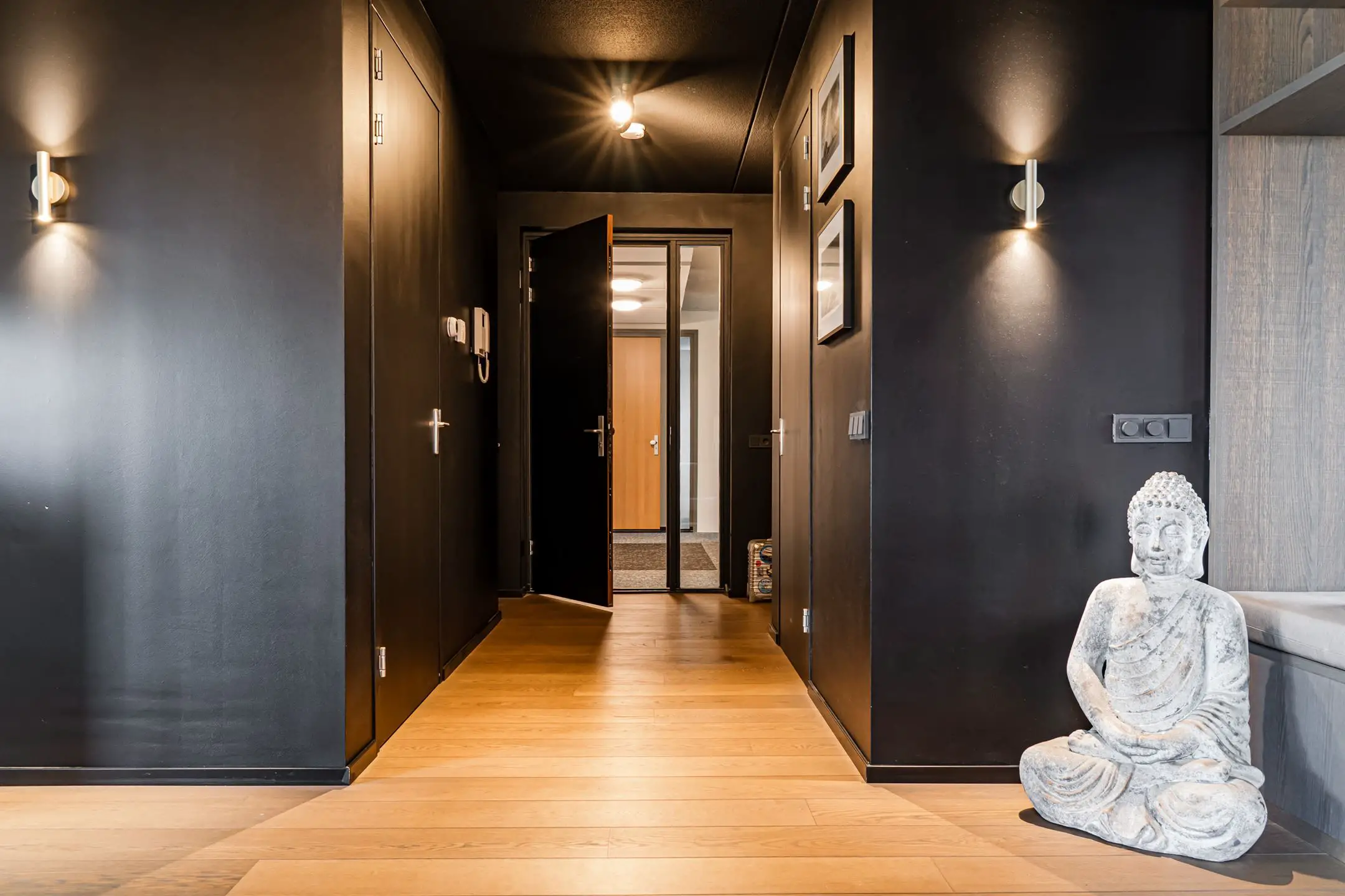 荷兰黑顶时尚公寓的惊艳设计-17