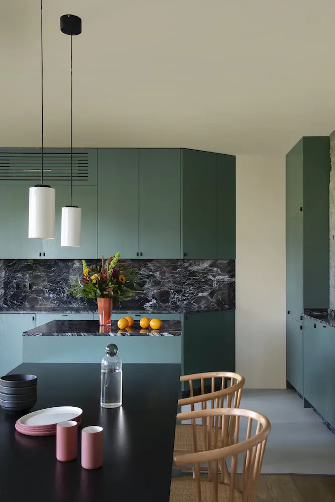 马德里绿色厨房与原始混凝土的时尚公寓设计-5