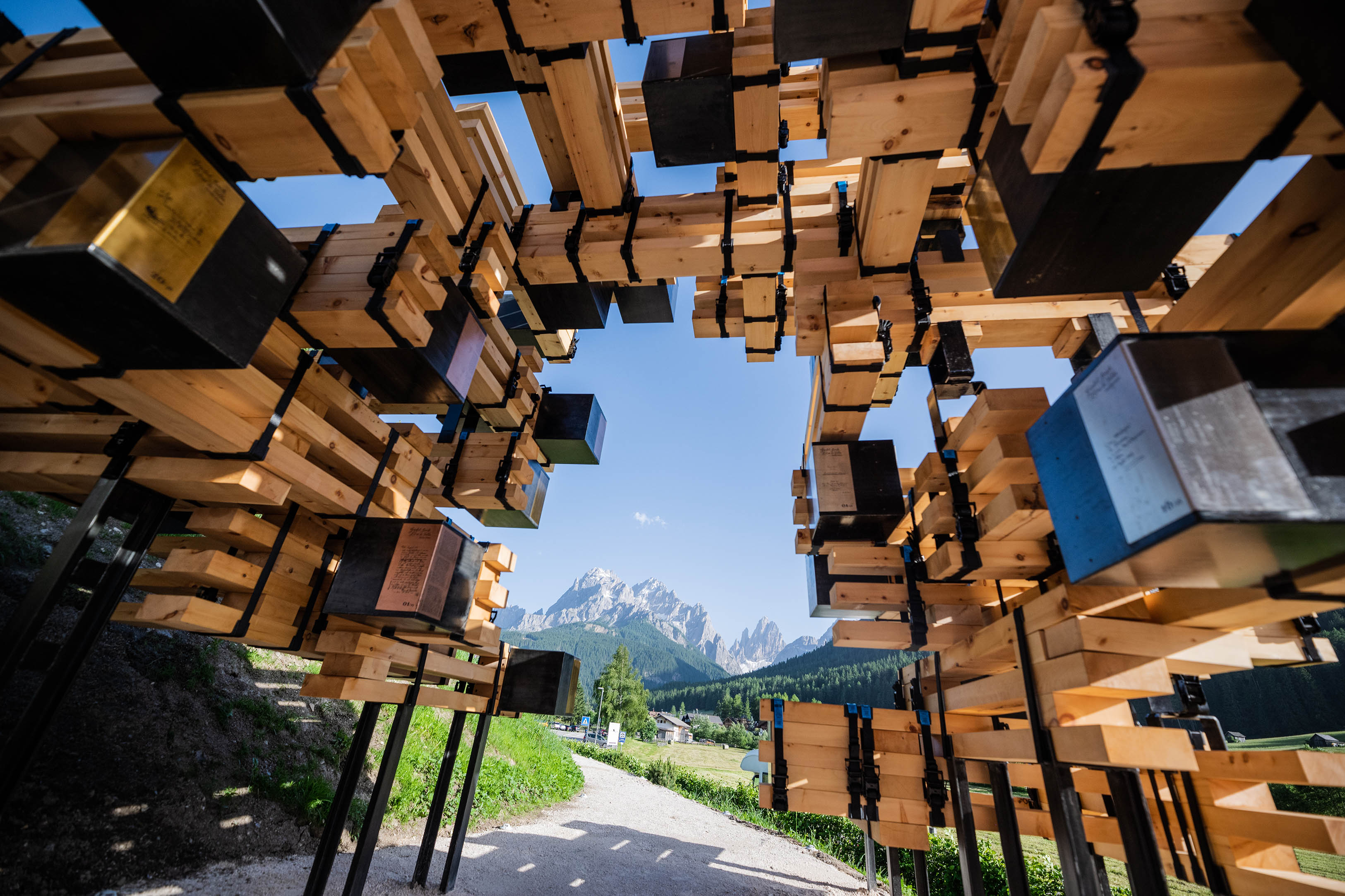 穿越时空的登山传奇 | 150 年 Dolomites 峰顶书安装艺术-8