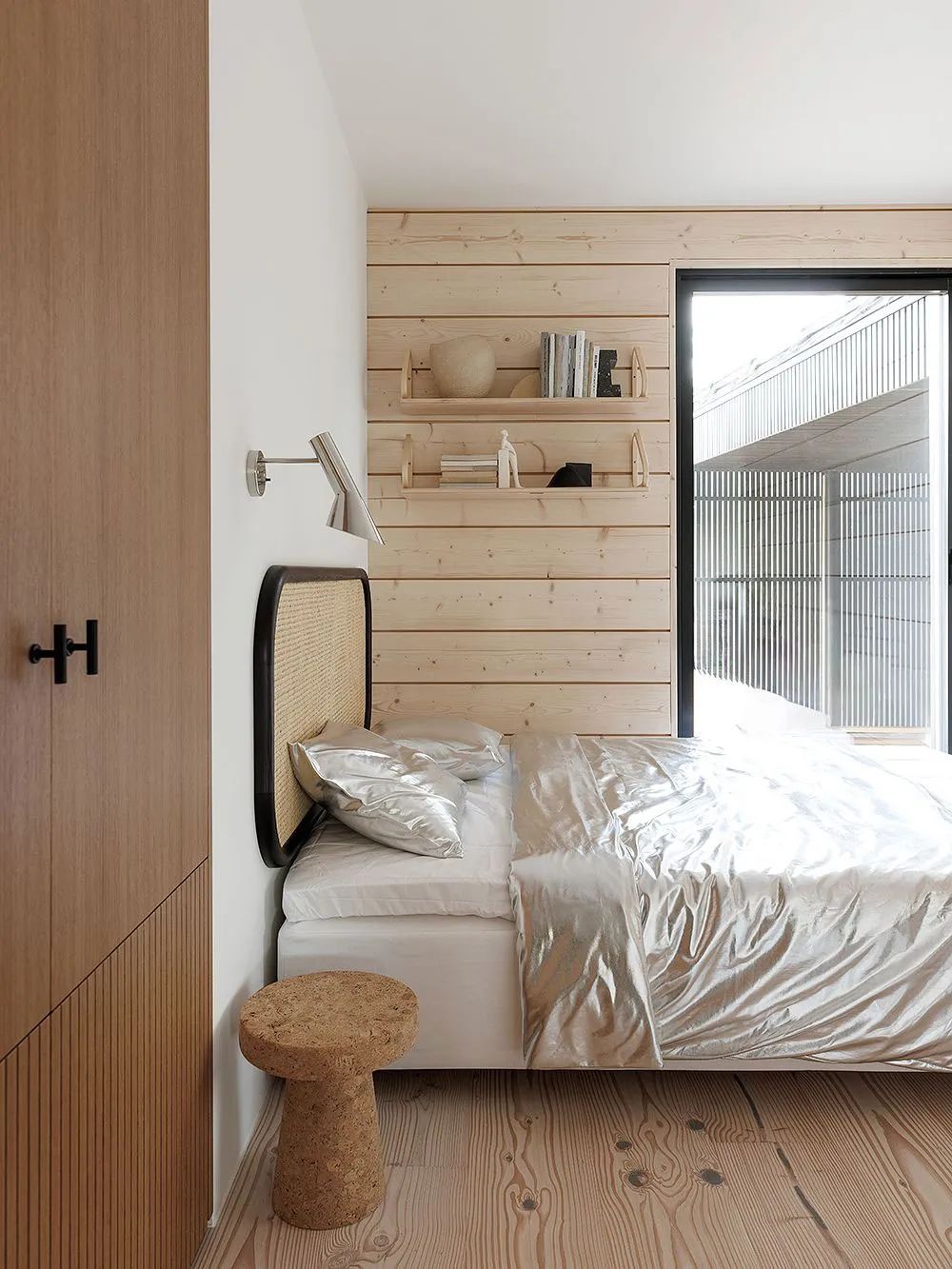 芬兰湖边侘寂风别墅丨Laura Seppanen-15