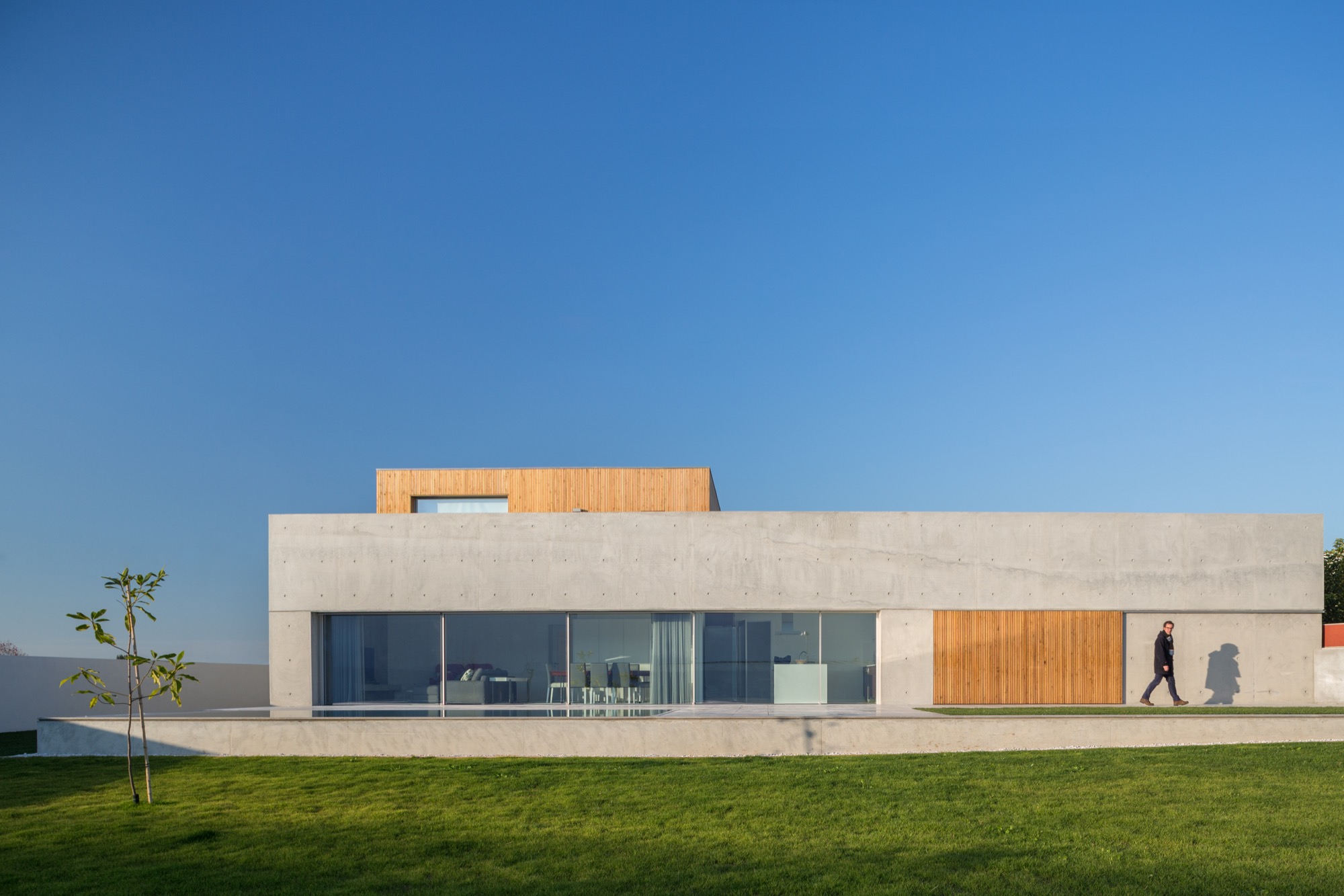 融入地形的葡萄牙私人住宅-81