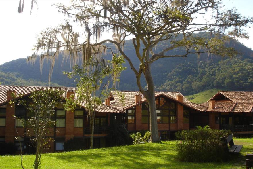 巴西山水之间的木质住宅群-3