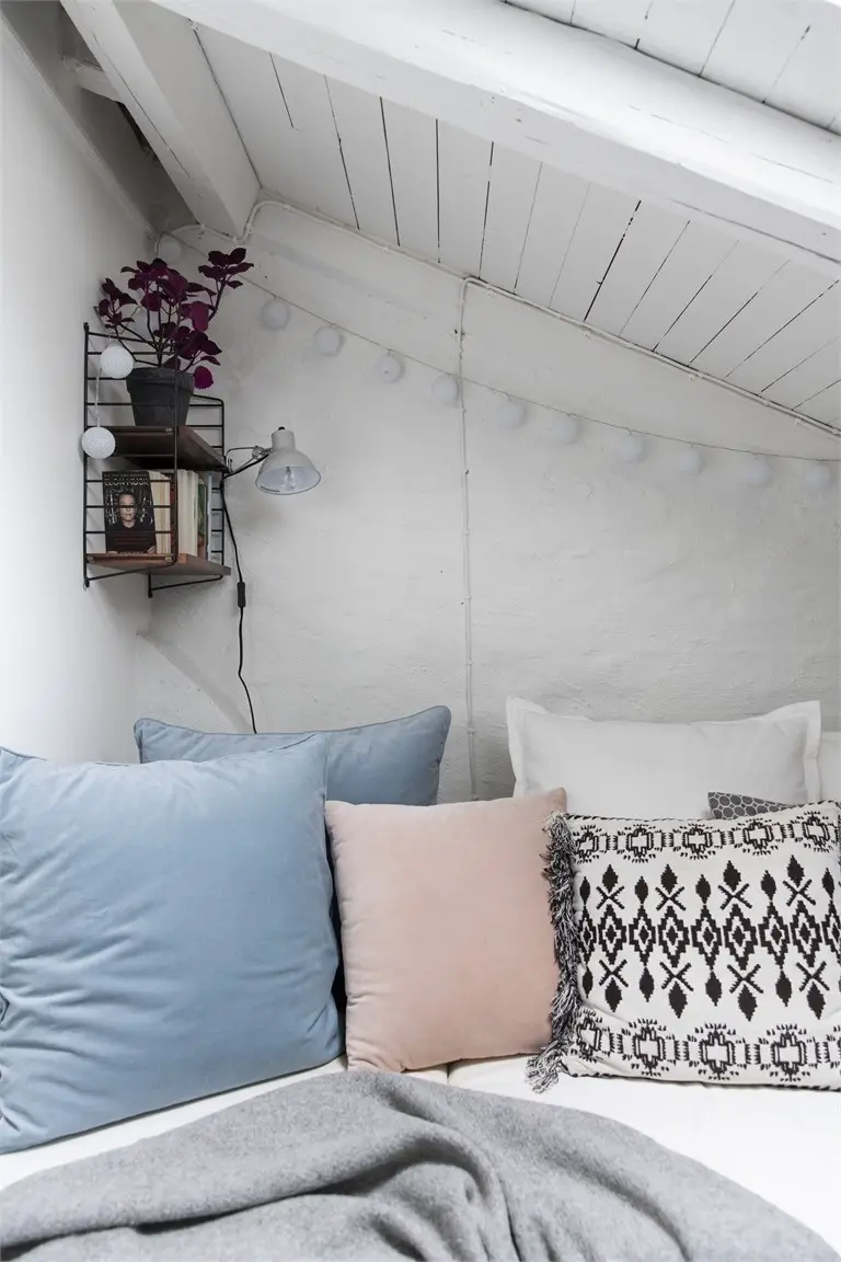 优雅双层公寓，阁楼卧室的独特魅力-21