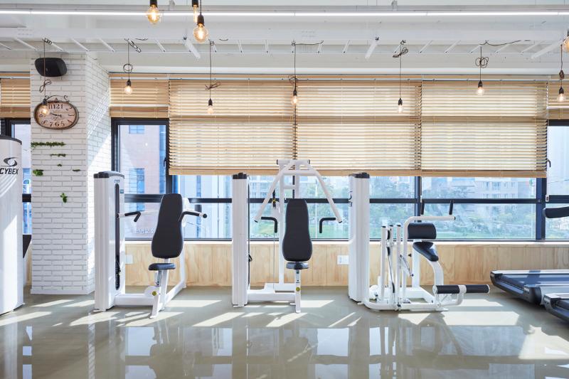 现代明亮 60 平健身中心，专业与时尚的完美融合-8