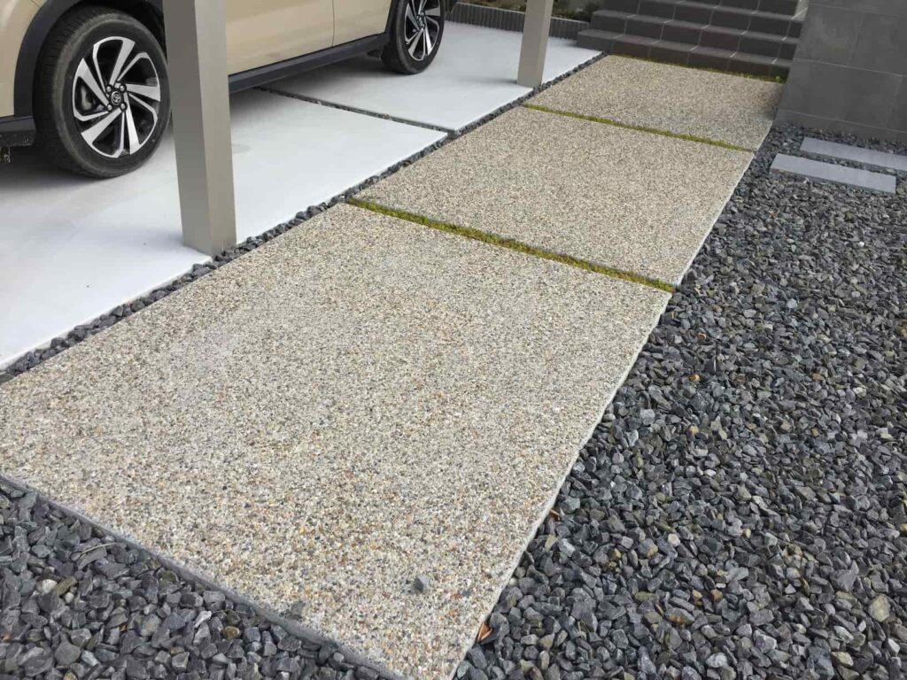 縦格子の目隠しアルミフェンスでプライバシーを確保した外構-40