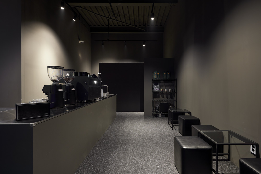 15 平米的极简黑色咖啡馆设计-6