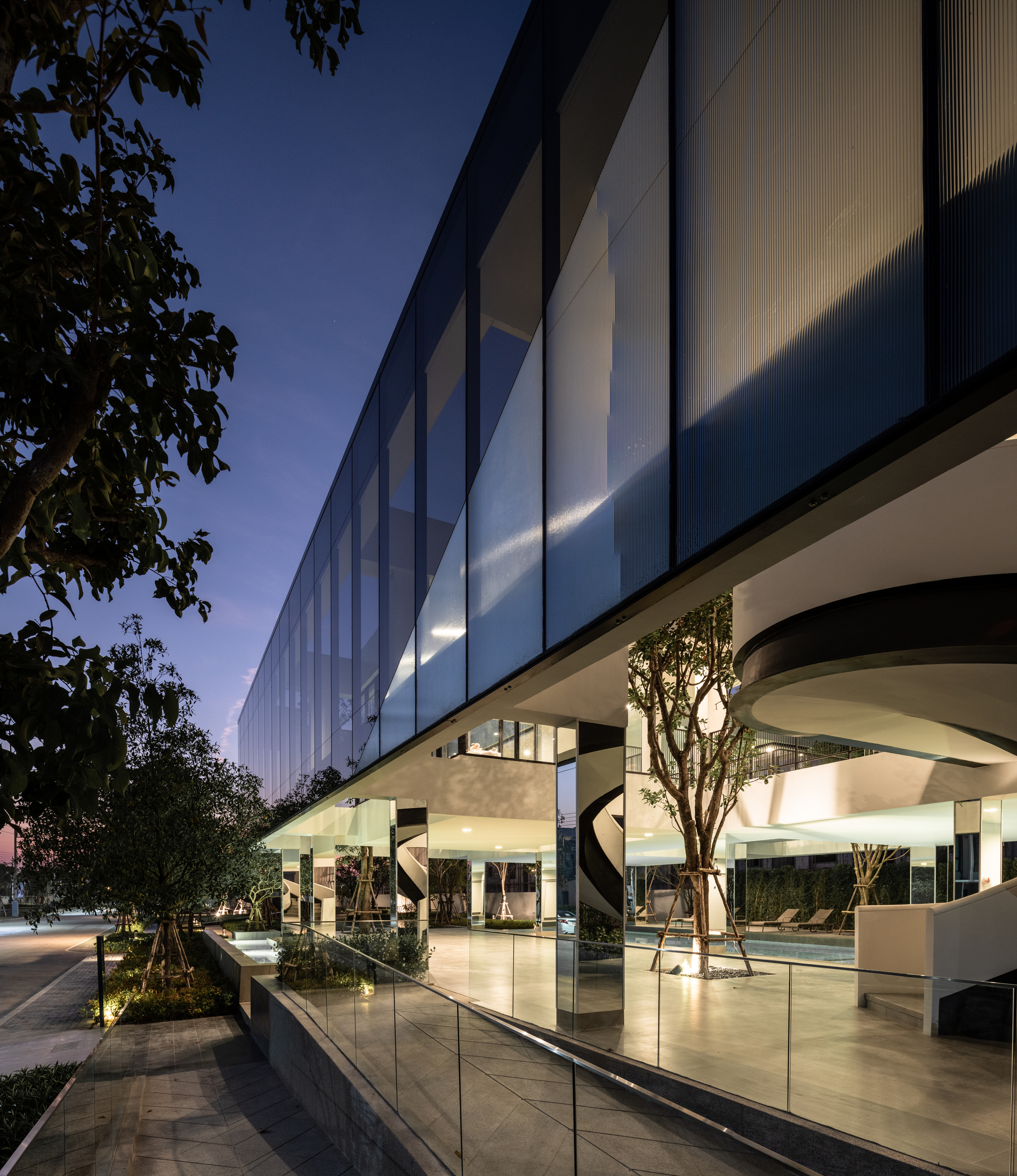 AP Grand Pleno Phahol Ransit Club House / ForX Design Studio-32