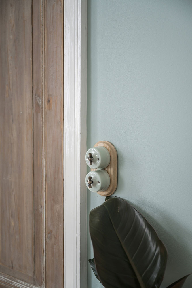 斯德哥尔摩蓝色墙壁与复古木门的时尚公寓-6