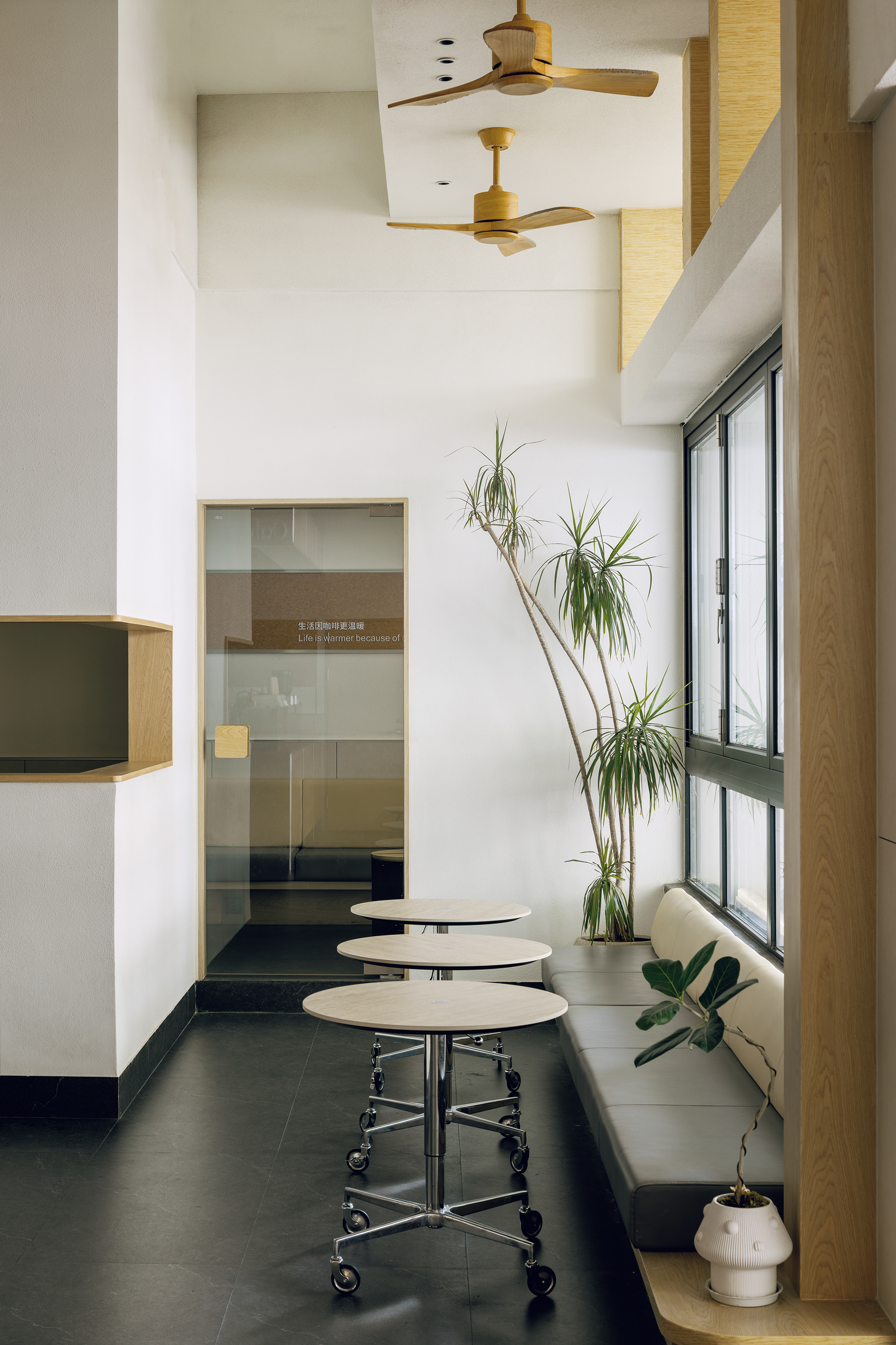 Ruhaus Studio | Cafe on warm-11