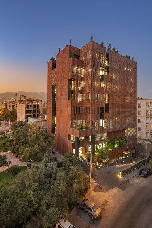 矛盾中的和谐 | 高科技与传统元素的融合-41