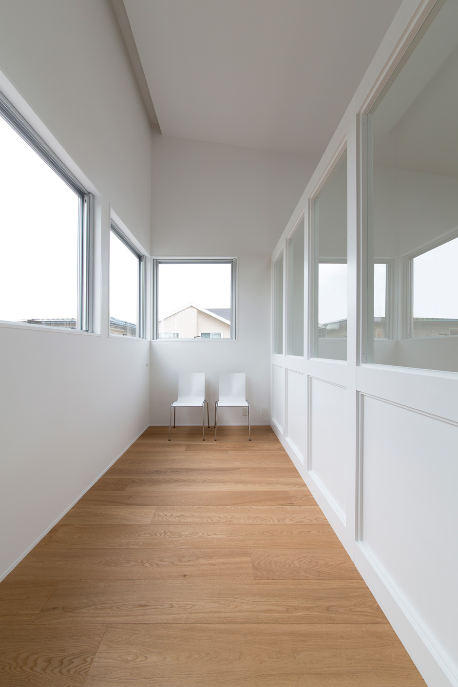 日本 Shiga 极简住宅 | 1.5 楼台打造私密户外空间-12