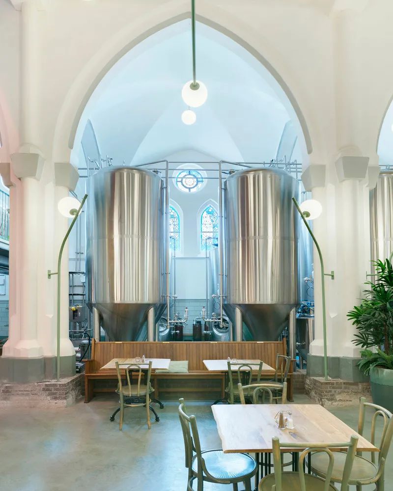 教堂改造的荷兰酿酒厂酒吧-10