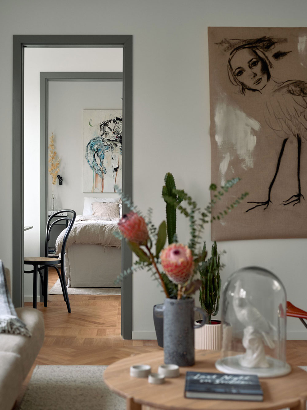 原木与灰色共舞，打造独特斯堪的纳维亚风格公寓-14